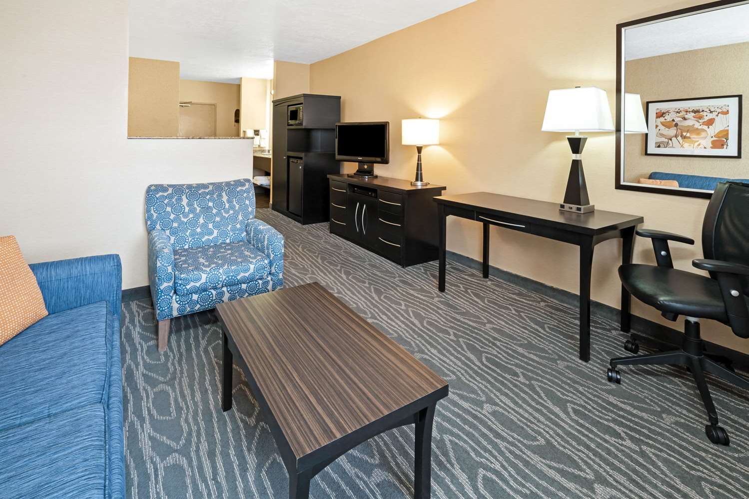 La Quinta Inn & Suites by Wyndham Logan 30/42