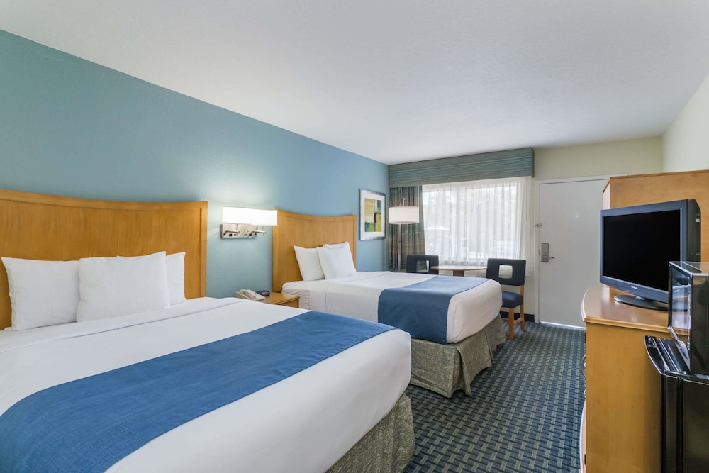 Days Inn By Wyndham Cocoa Beach Port Canaveral 19/44