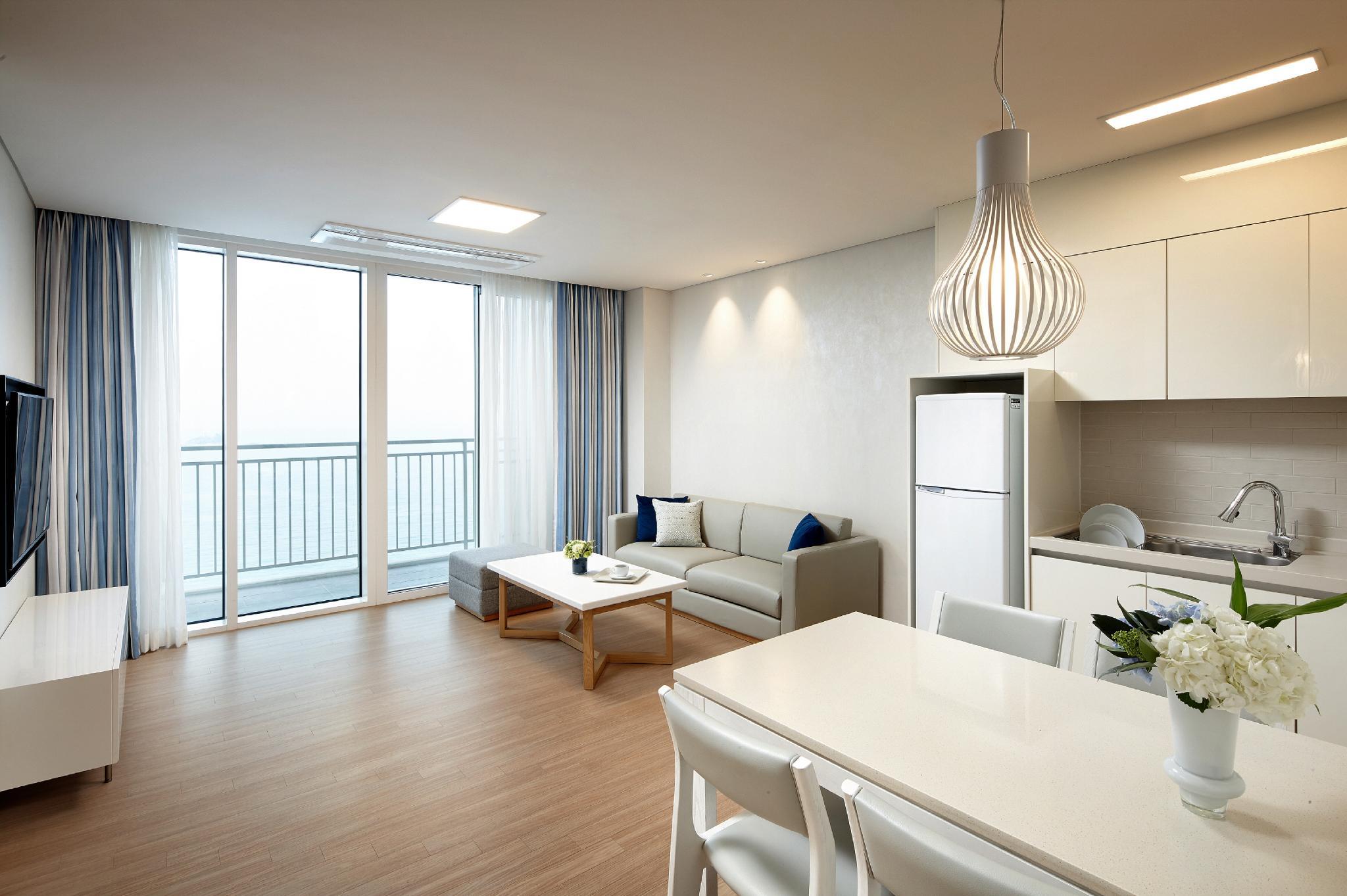 2 Bedrooms, Condo