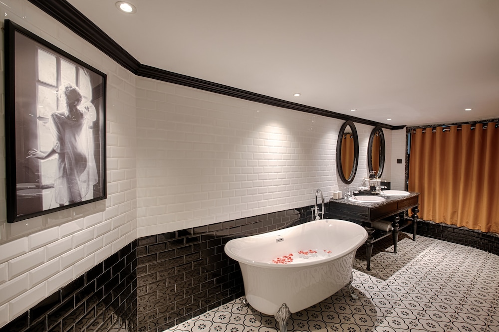 Monarque Hotel 48/50