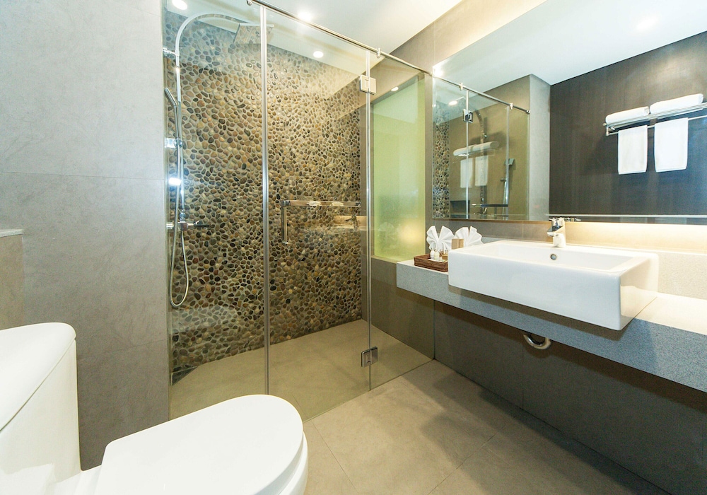 2 Bedrooms, Family Suite, 1 King and 2 Double Beds, Golf Course View, Garden Area، Fairways And Bluewater Newcoast Boracay 3/3