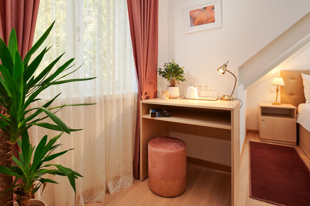 LANTERNA ROOMS 3/50