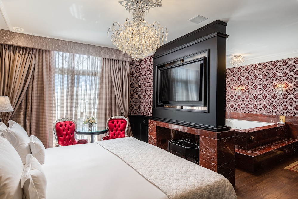 Imperial, Master, King Bed, Jetted Tub