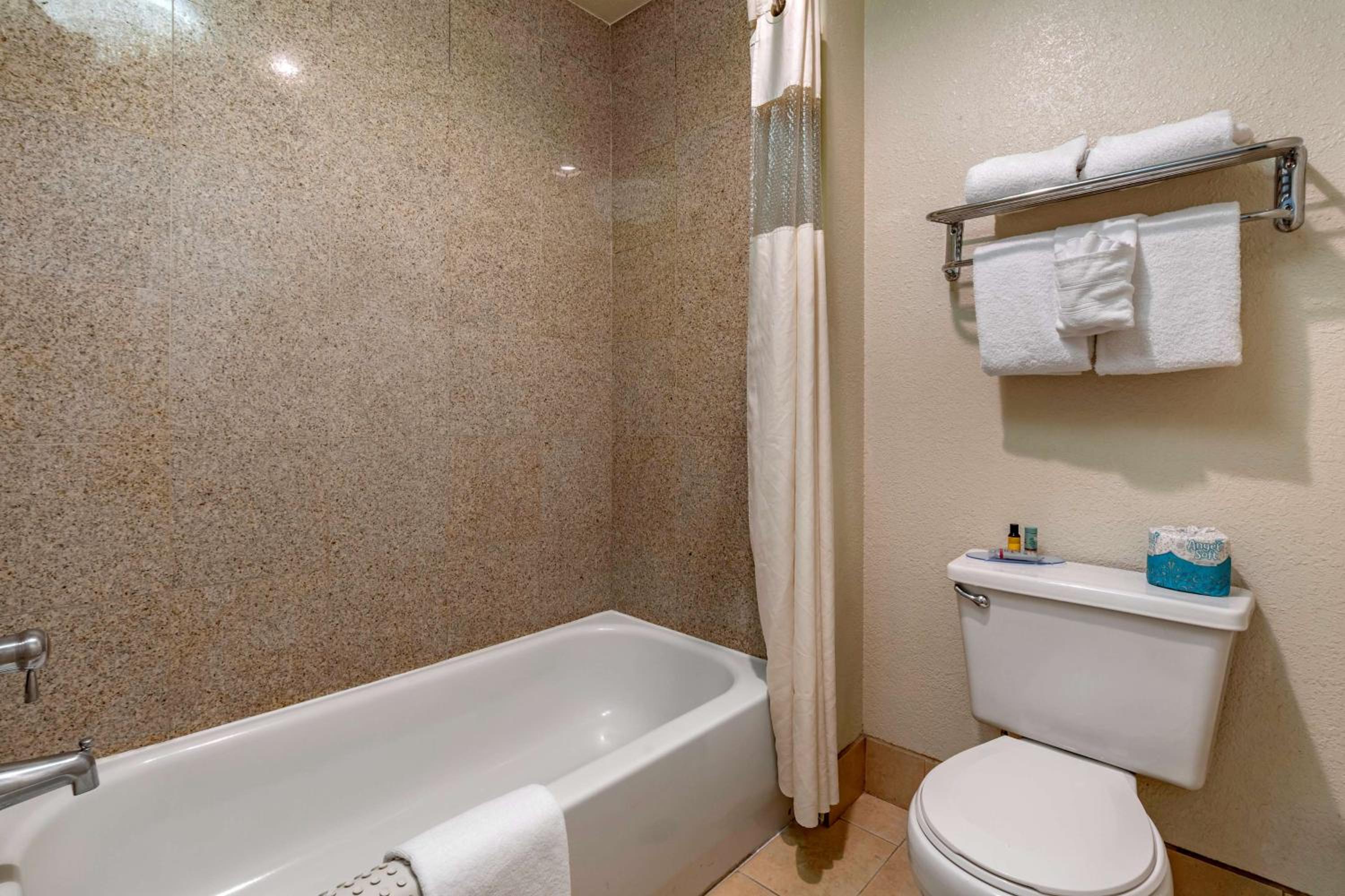 غرفة ديلوكس بسرير كينج بجاكوزي، Best Western Orchard Inn 4/5
