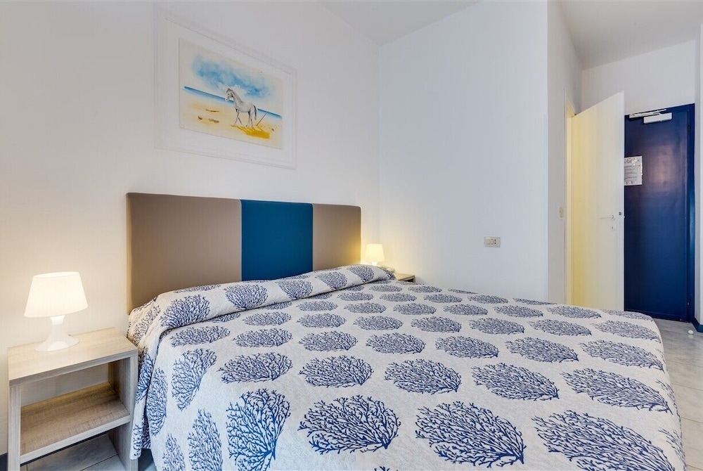 STANDARD, DOUBLE BED, CITY VIEW