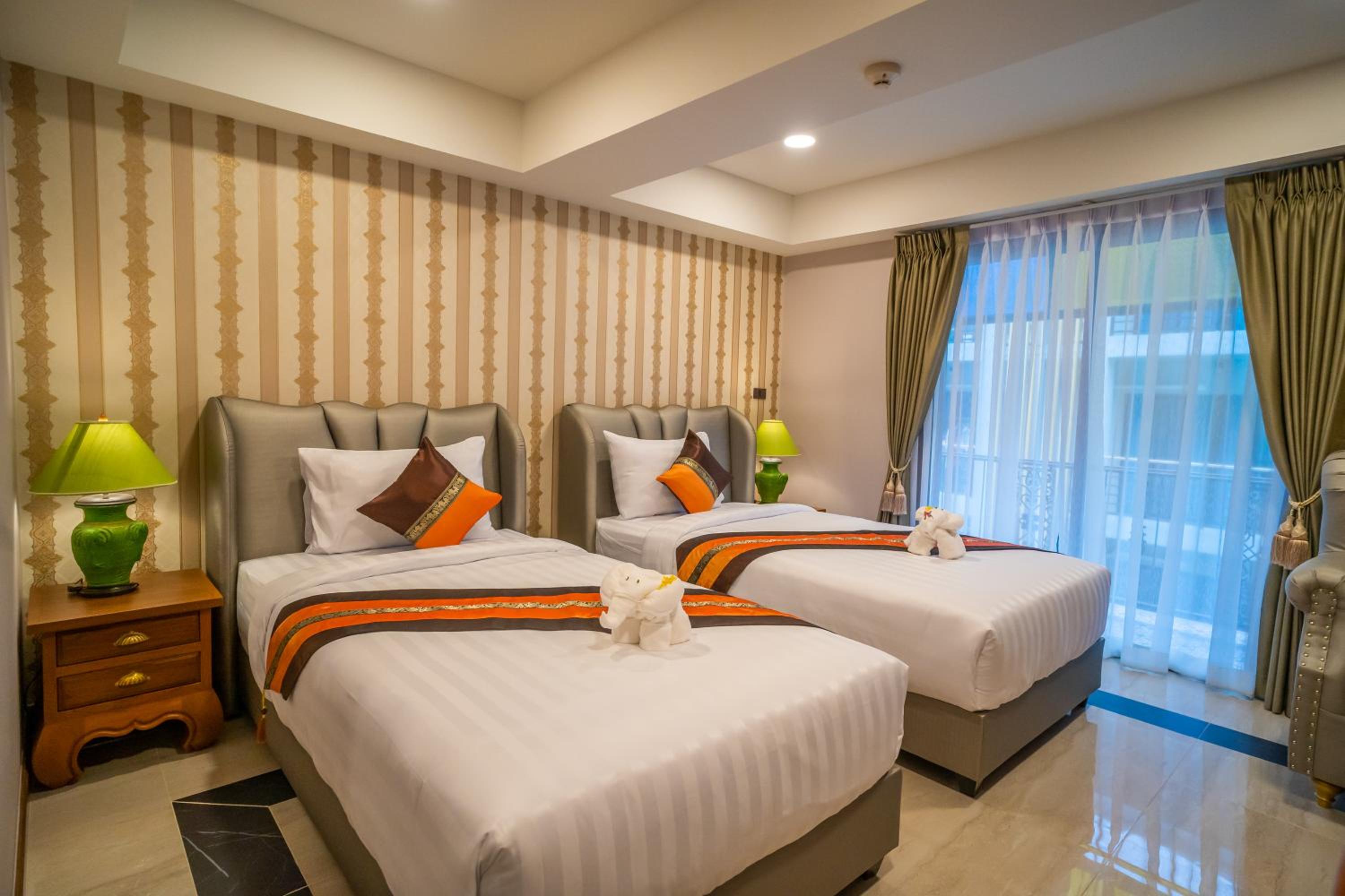 DELUXE, TWIN BEDS