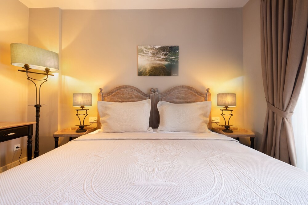 COMFORT, DOUBLE BED, POOL VIEW