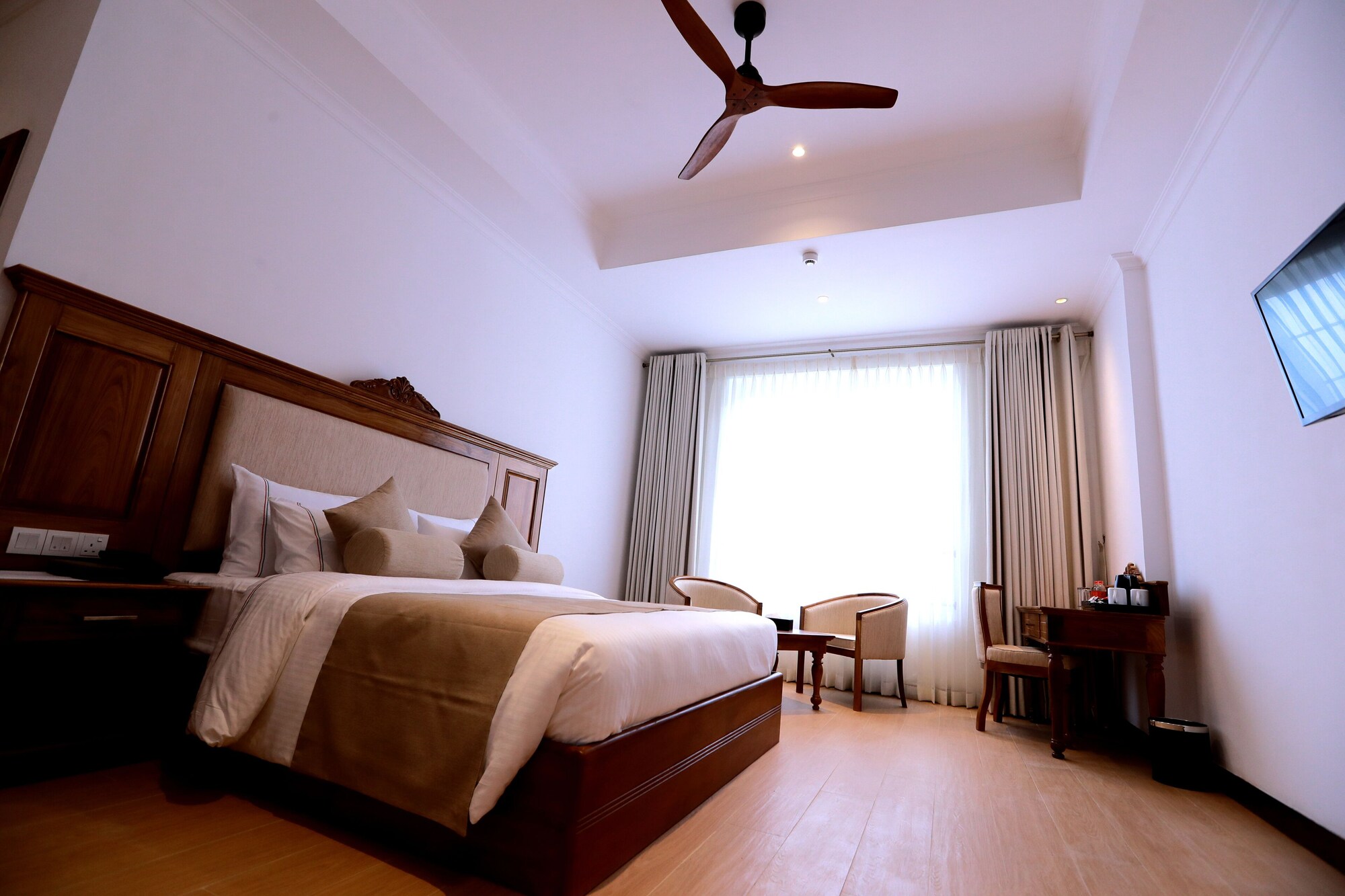 DELUXE, KING BED