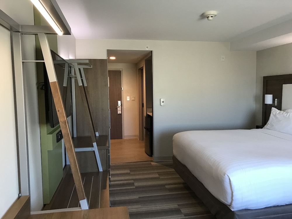 Holiday Inn Express & Suites Miami Airport East 21/69