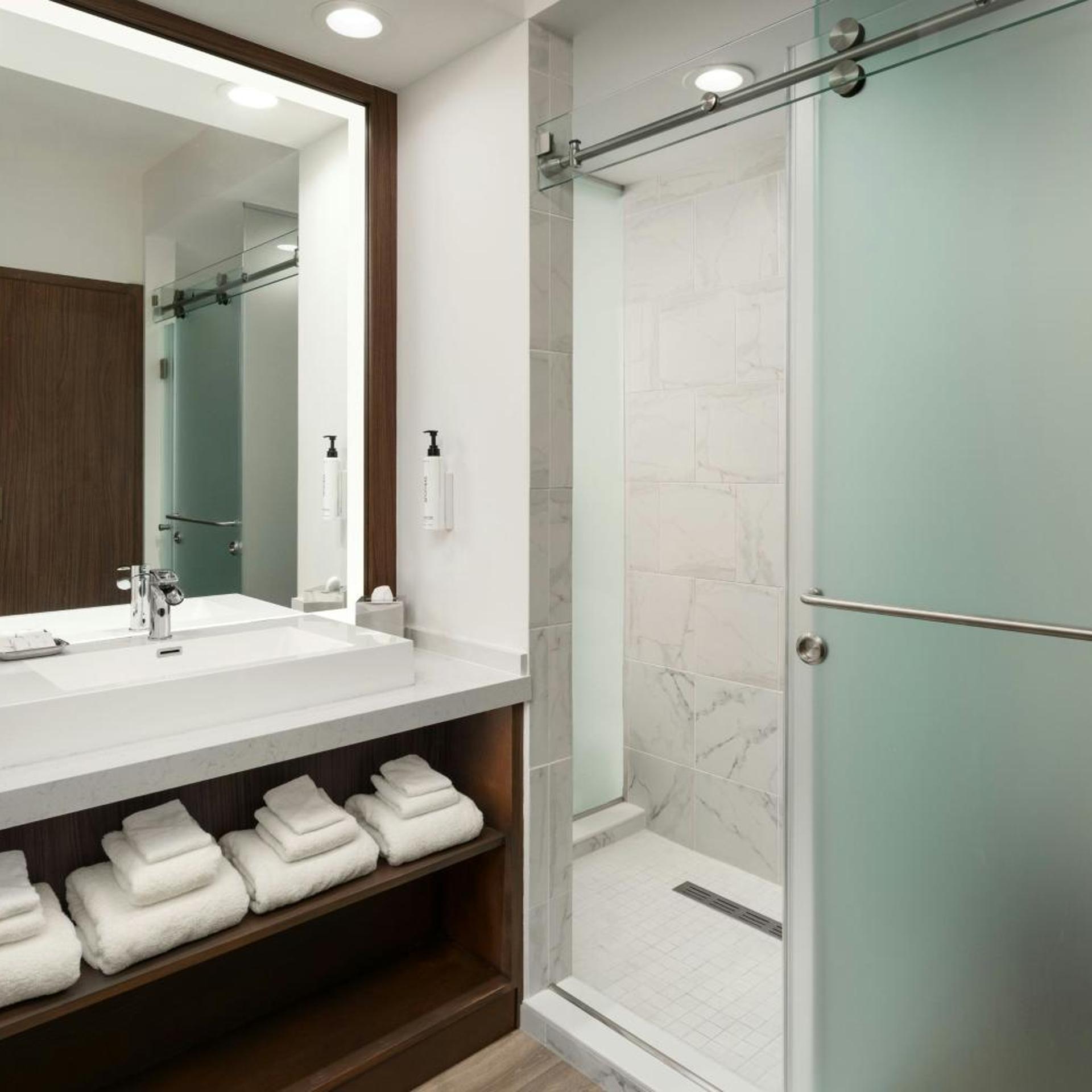 غرفة قياسية بسرير كينج لذوي الإعاقة، Maritime Hotel Fort Lauderdale Cruise Port 10/10