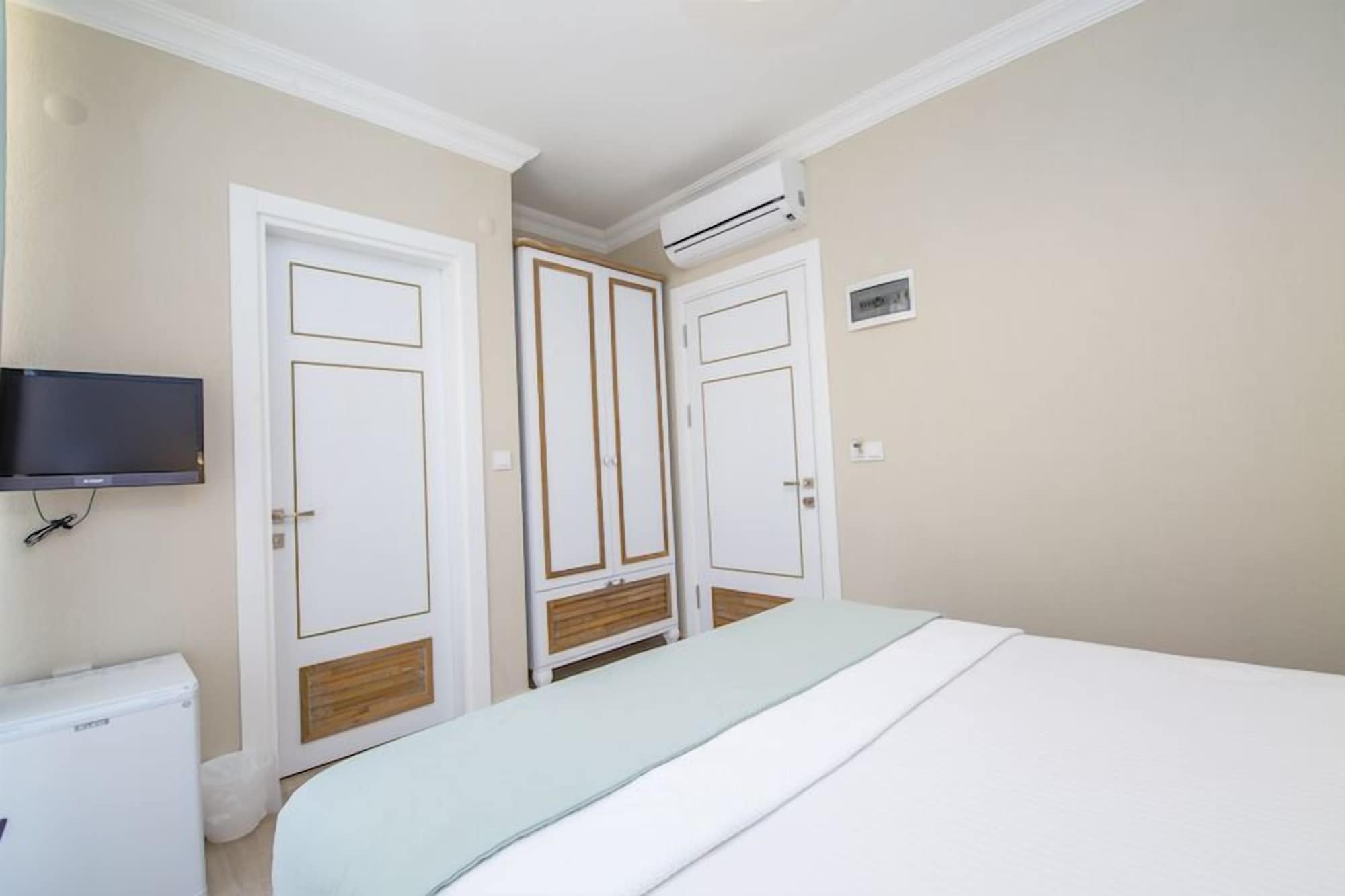 Basic, Queen Bed, Garden View