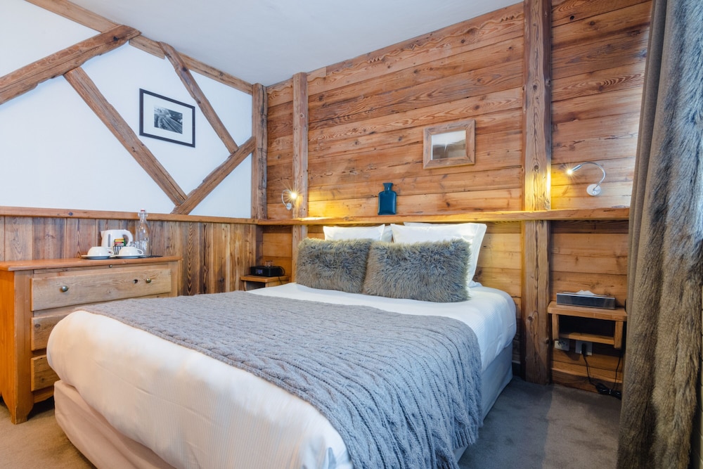 Cocoon, Twin Beds