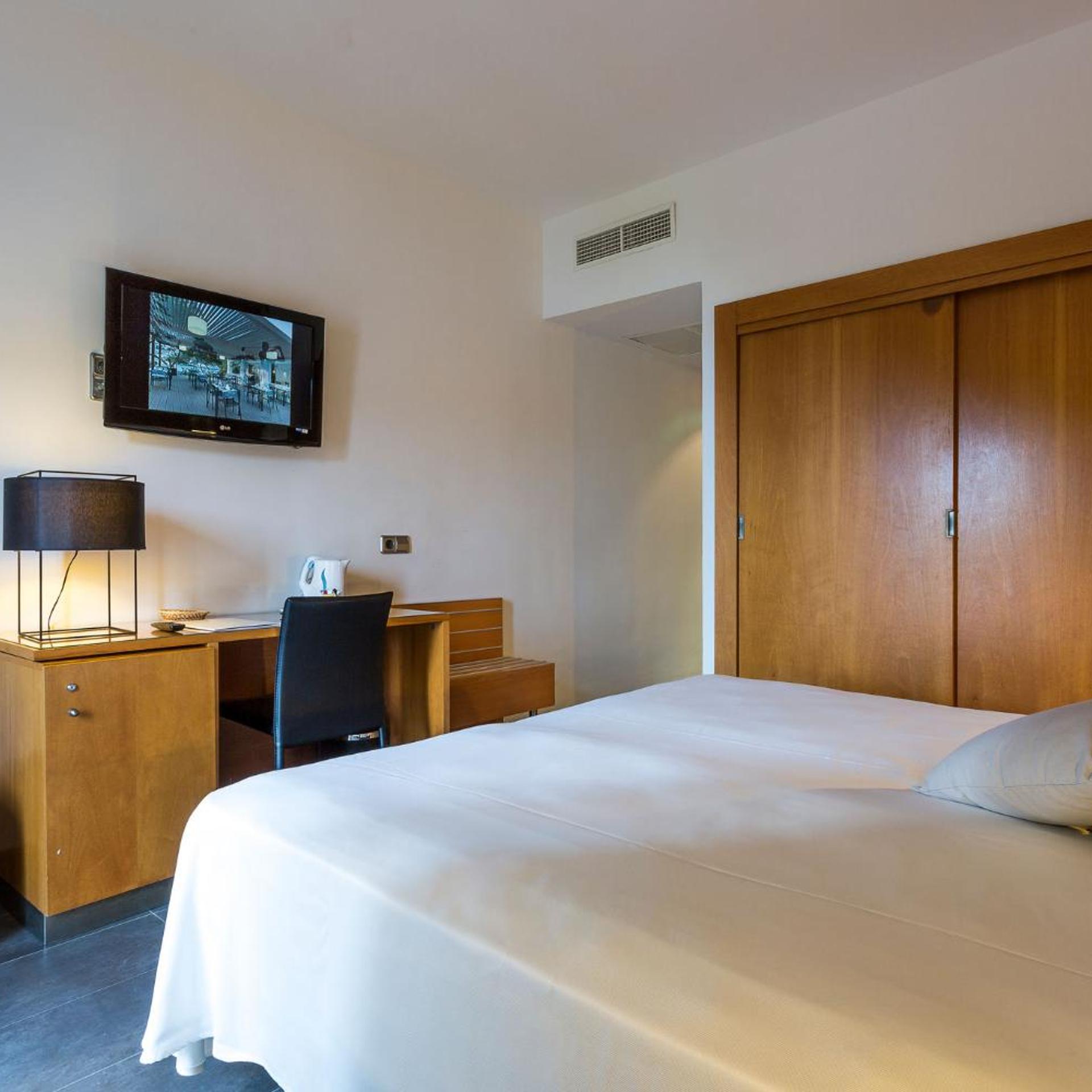 غرفة ديلوكس بسرير مزدوج بشرفة بجاكوزي، Palladium Hotel Cala Llonga - Adults Only 2/7
