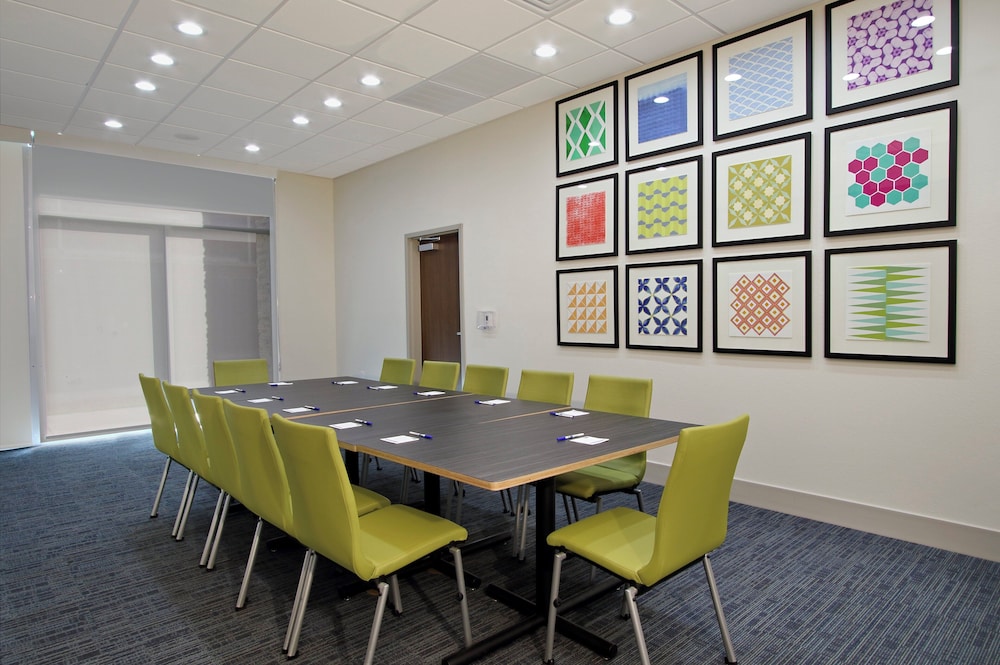 Holiday Inn Express And Suites Katy 44/54