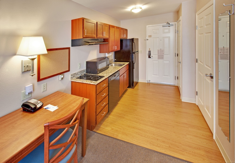 CANDLEWOOD SUITES WILLISTON 17/77