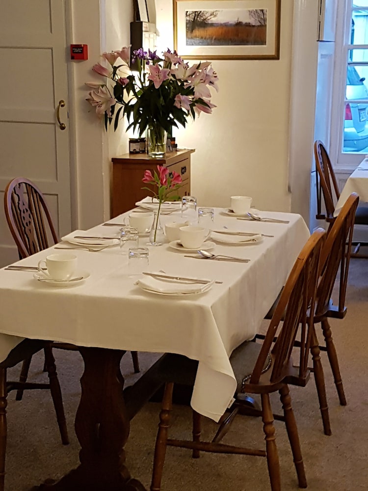 Ty Helyg Guest House 35/50