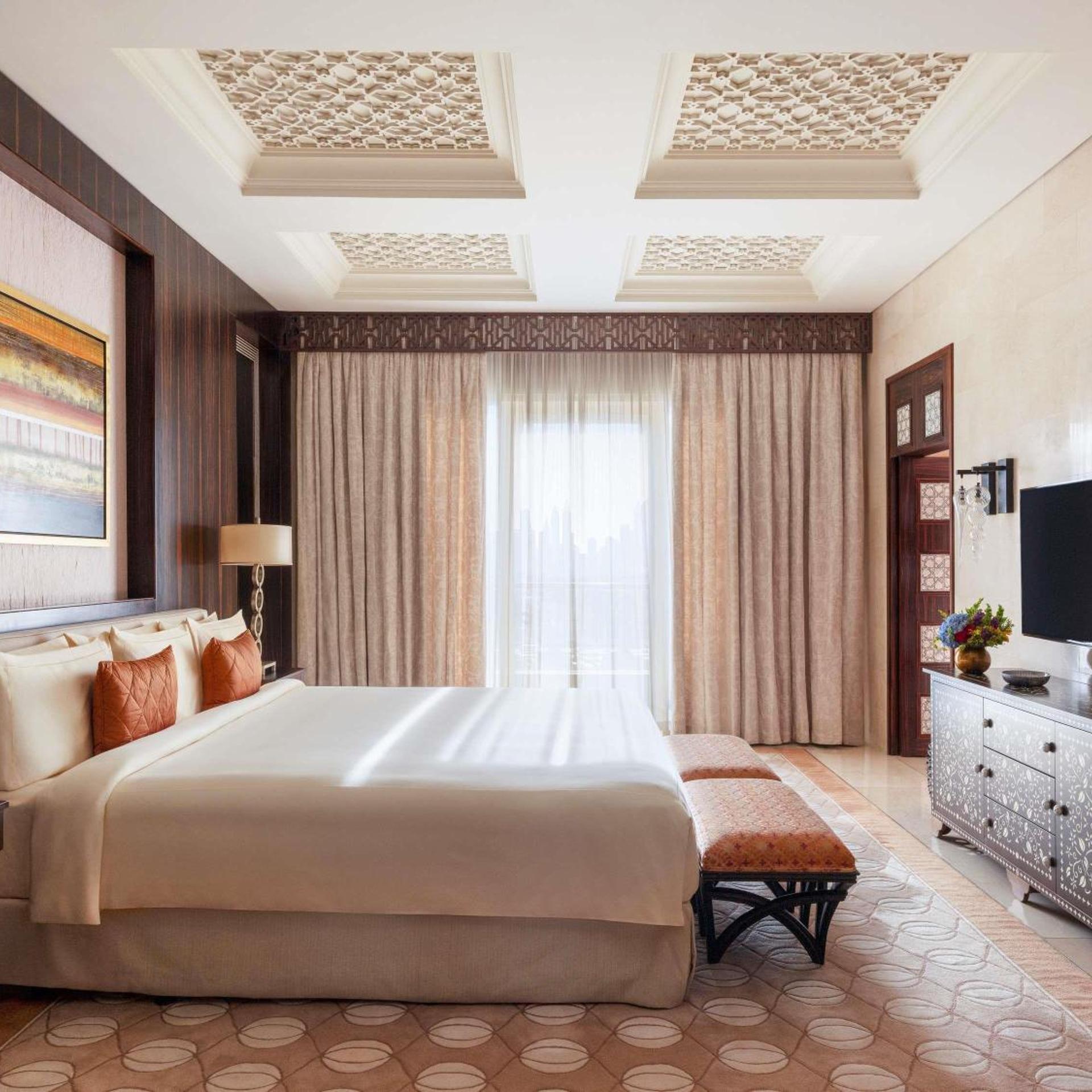 2 Bedrooms, Royal, Eastern, Middle, Suite