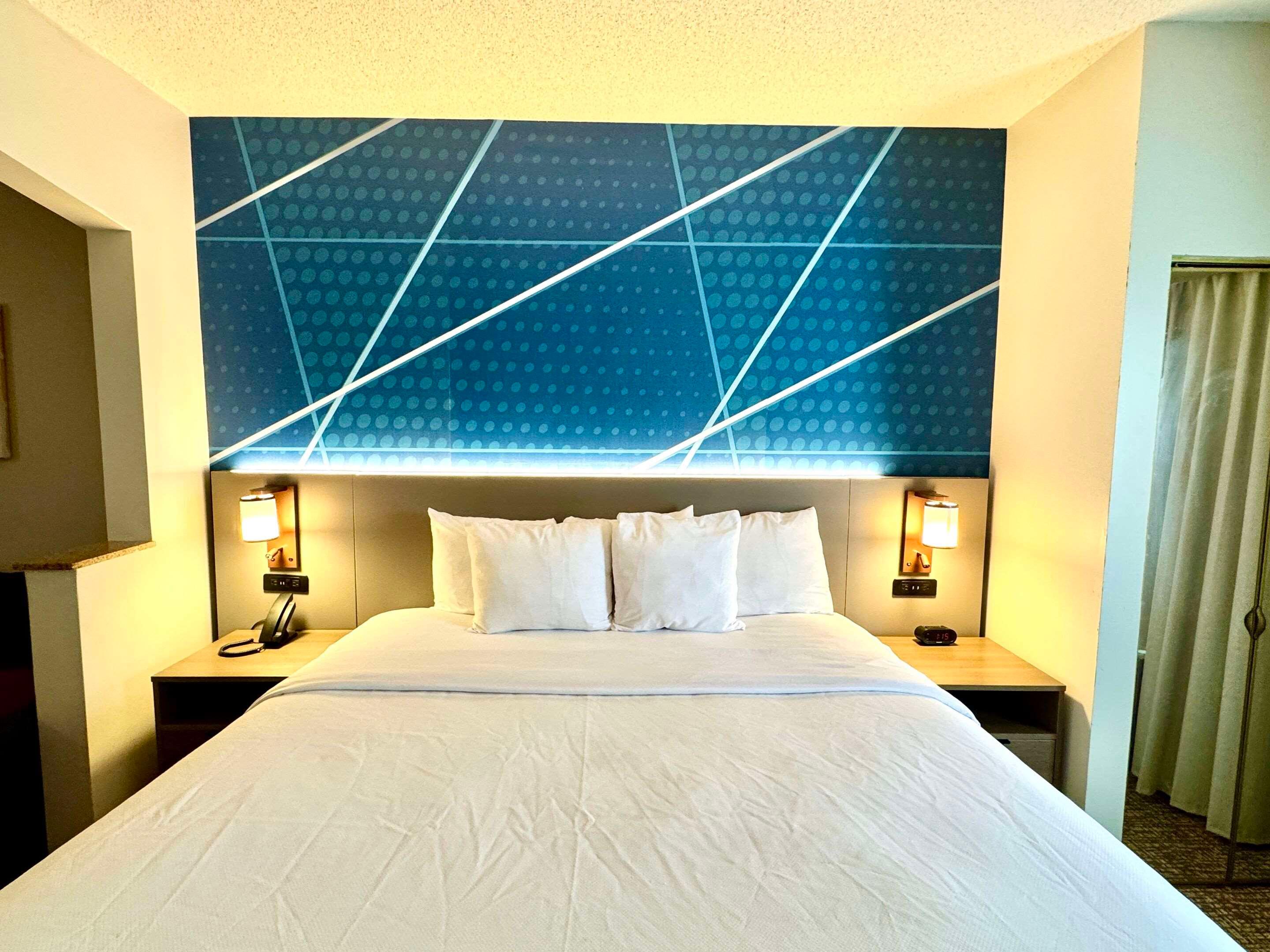 Suite, Queen Bed, Accessible