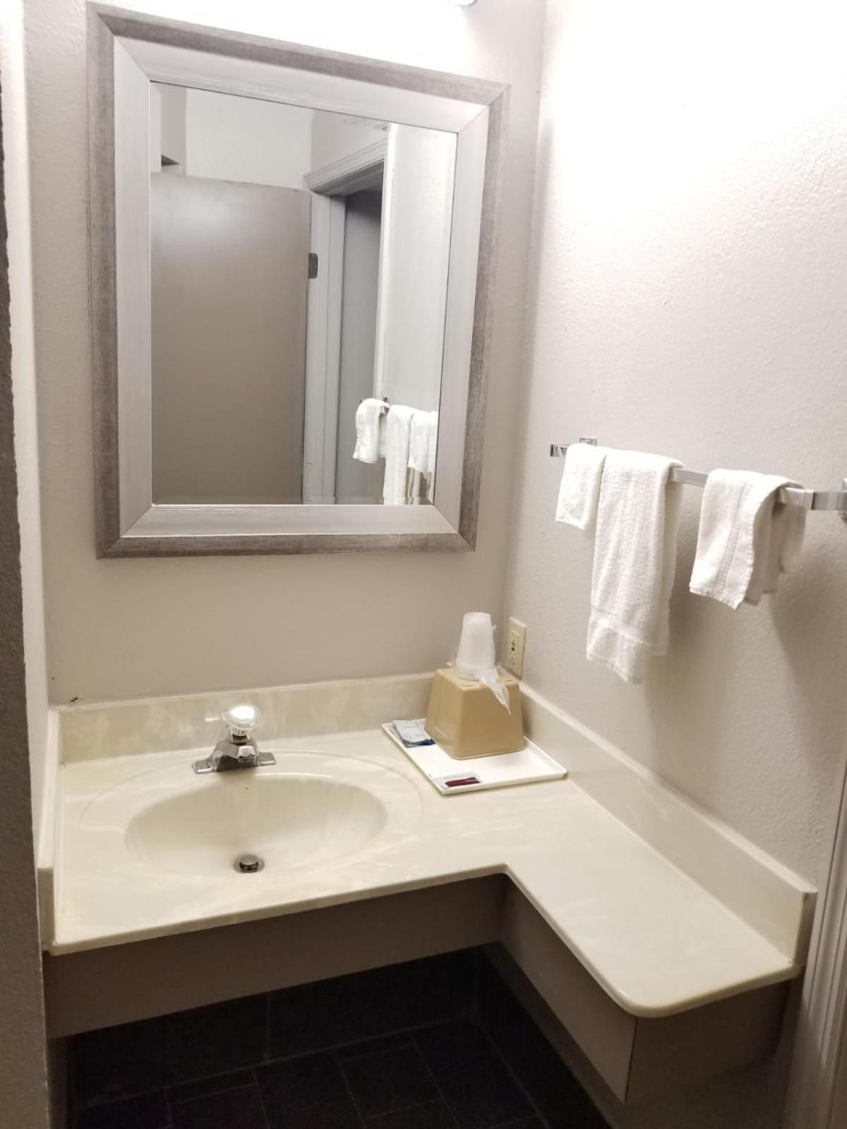 Room, King Bed, Bathtub, Accessible, Days Inn by Wyndham Thomson 3/3