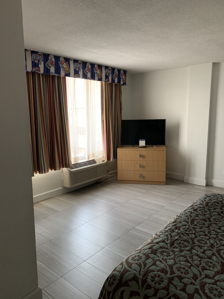Arya Blu Inn and Suites (Ex Days Inn Ormond Beach Mainsail Oceanfront) 19/43