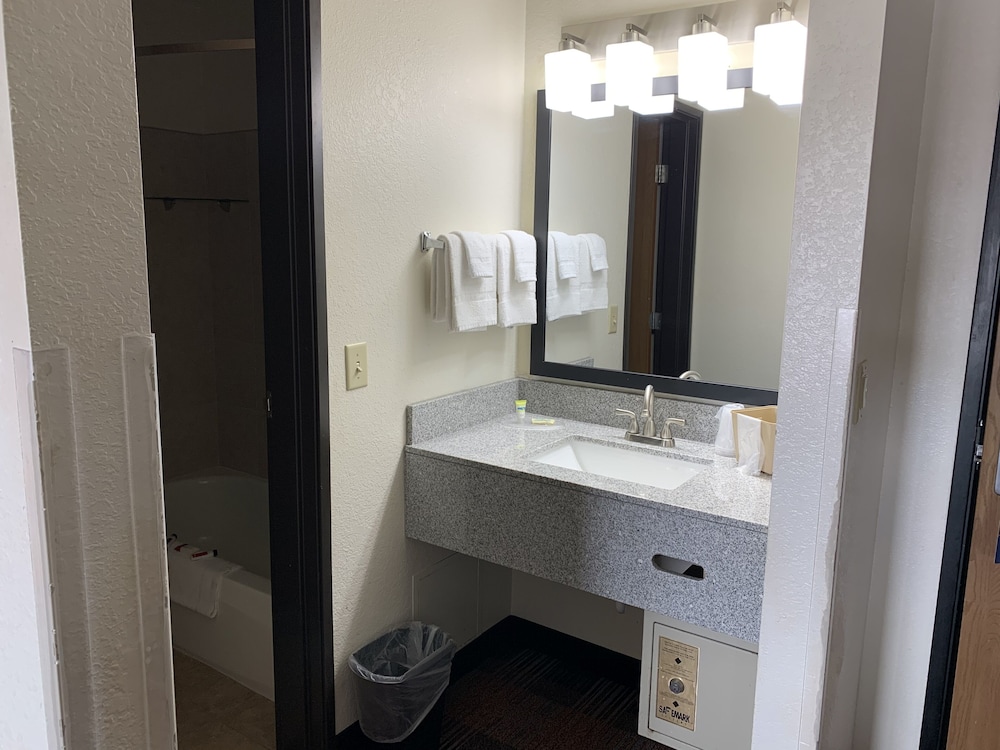 Baymont by Wyndham Waupun 28/31
