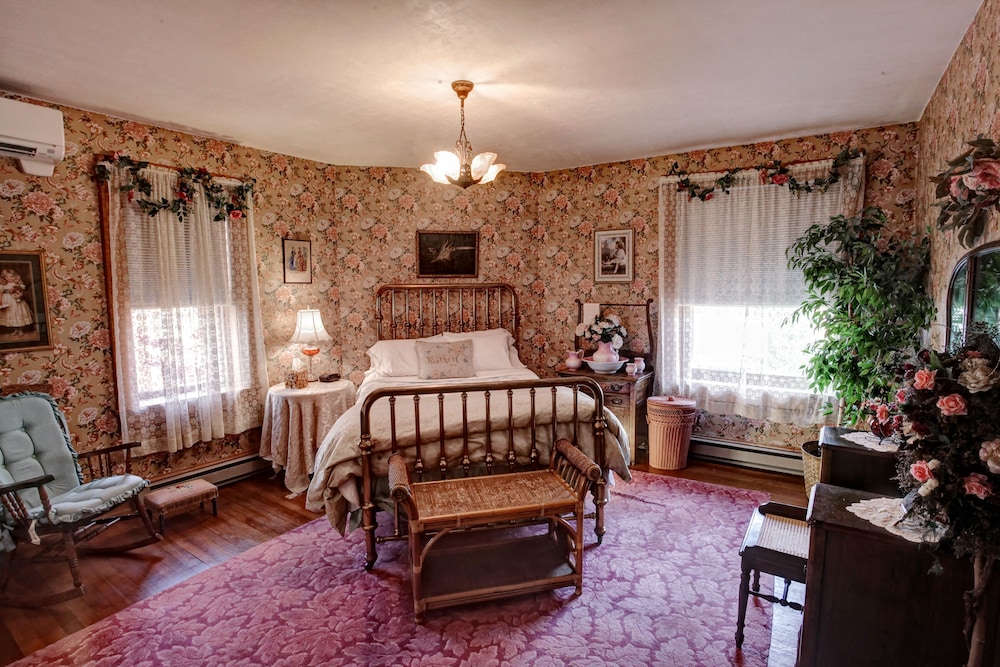 The Queen, A Victorian Bed and Breakfast 47/74