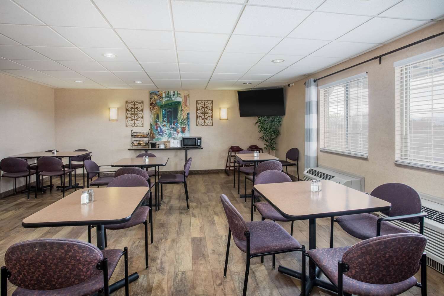 Travelodge by Wyndham Colorado Springs Airport/Peterson AFB 33/44