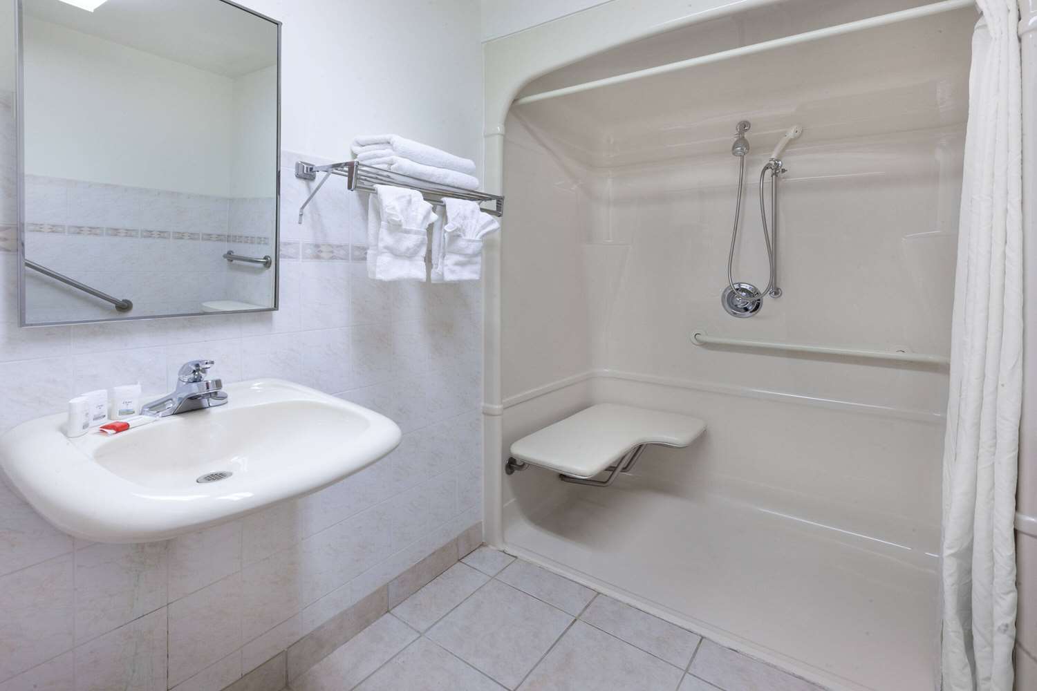 Super 8 by Wyndham Ambassador Bridge Windsor ON 24/28