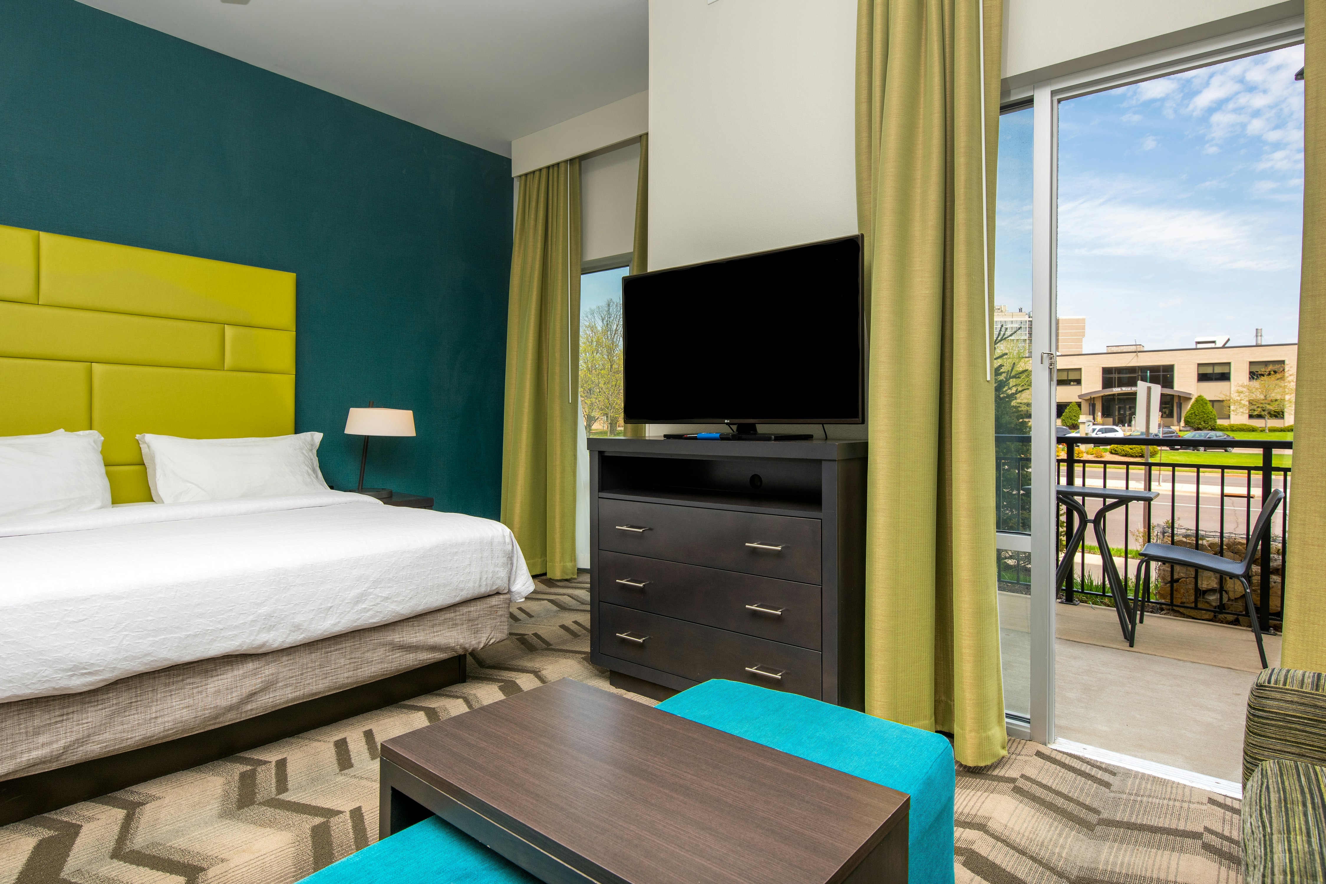 STUDIO, SUITE, KING BED, PATIO