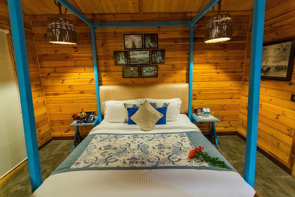 Hut, Log, Queen Bed, Plunge Pool