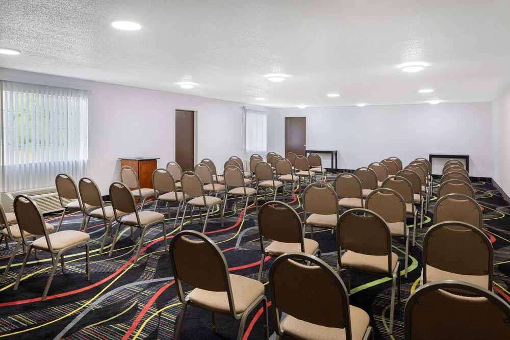 Super 8 By Wyndham Pensacola 34/49