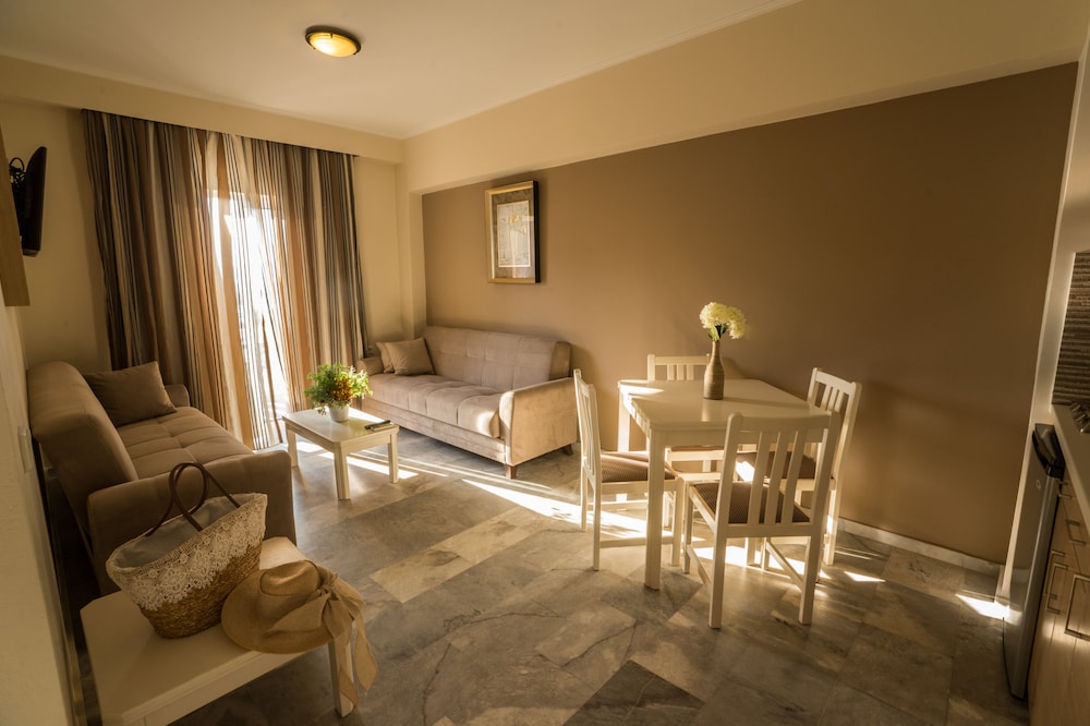 Golden Bay Suites 34/67