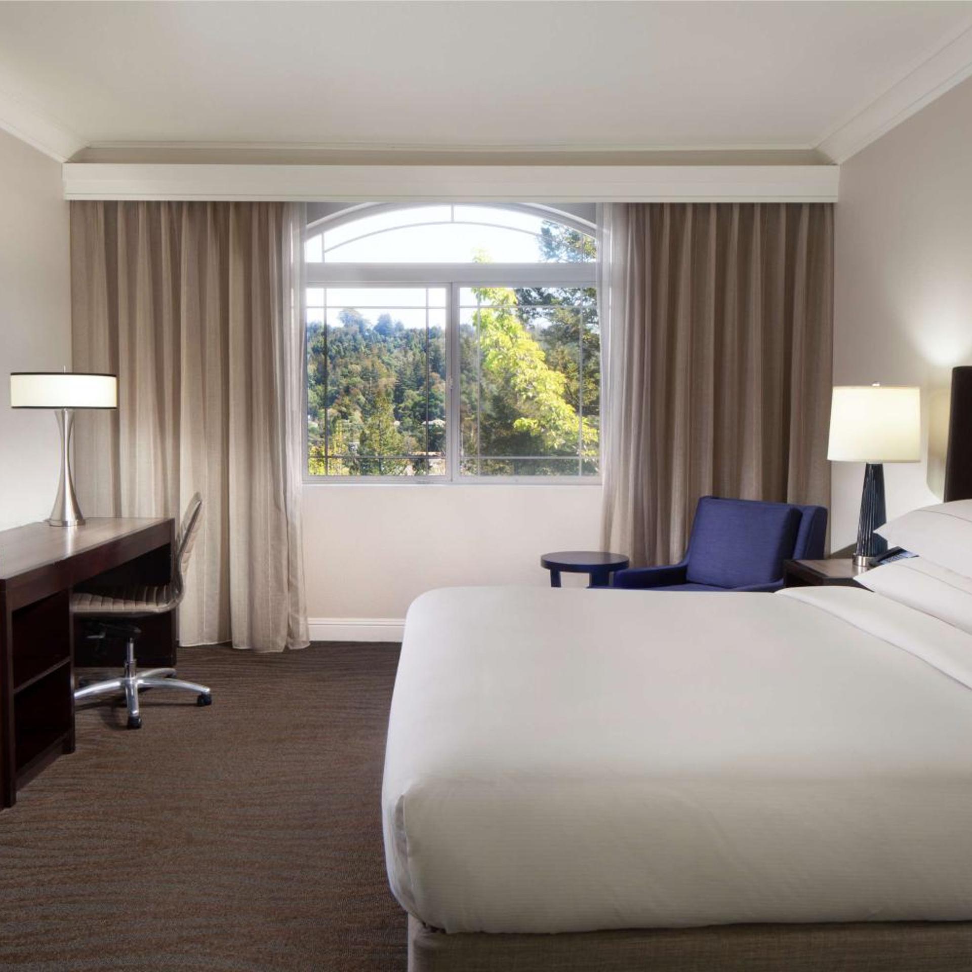 1 Bedroom, Suite, King Bed, Balcony or Patio، Hilton Santa Cruz/Scotts Valley 4/9