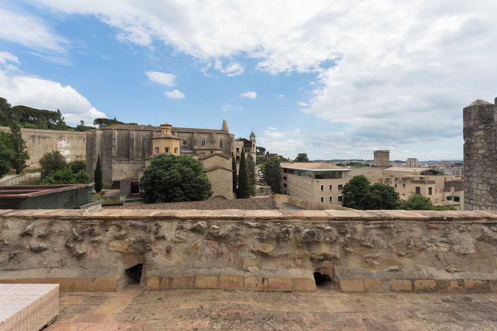 AS Palau dels Alemanys 40/44