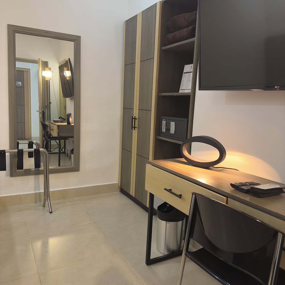 Hotel Merlott Lleras 48/48