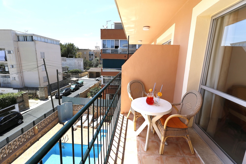 Martinez Apartments 8/62