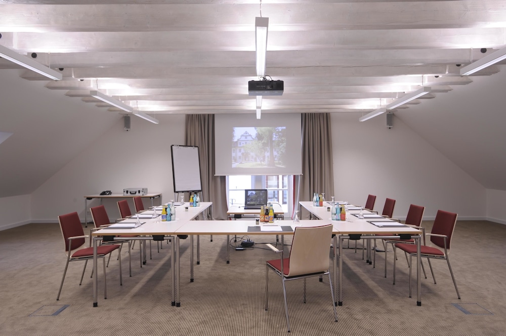WALD AND SCHLOSSHOTEL FRIEDRICHSRUHE 57/67