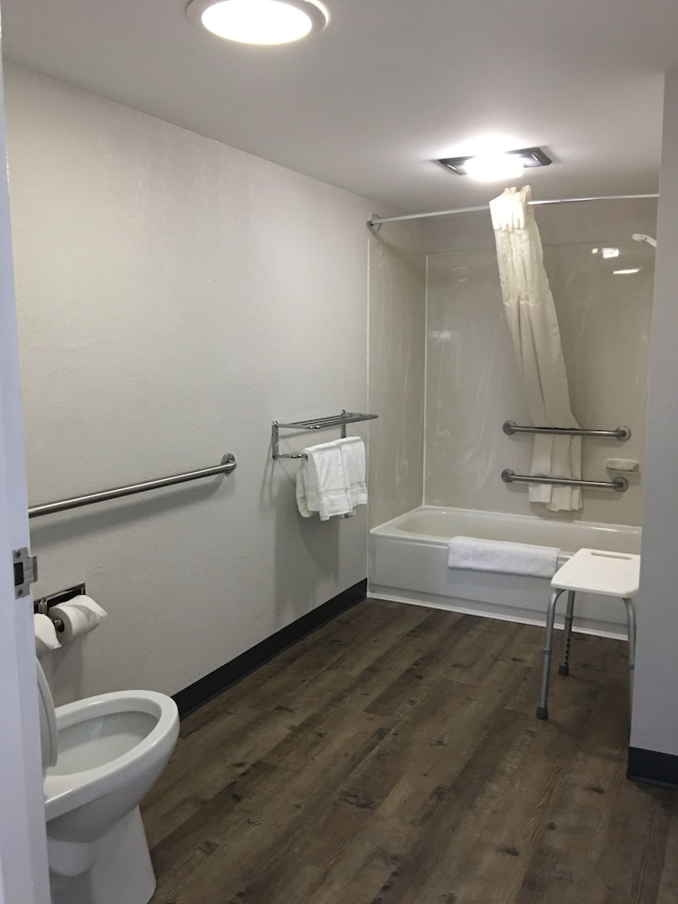 Quality Inn Greenville Near University 8/37