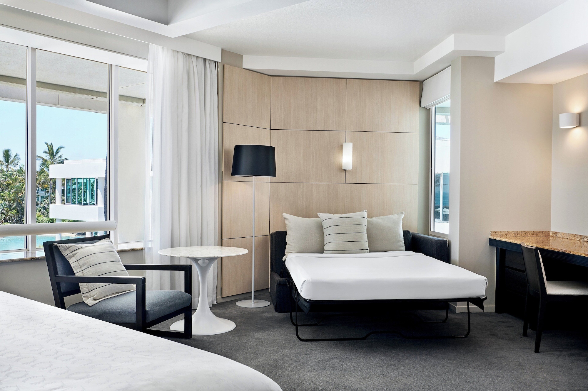 Studio, King Bed, Resort View, Sofa, Corner، SHERATON GRAND MIRAGE RESORT, GOLD COAST 2/3