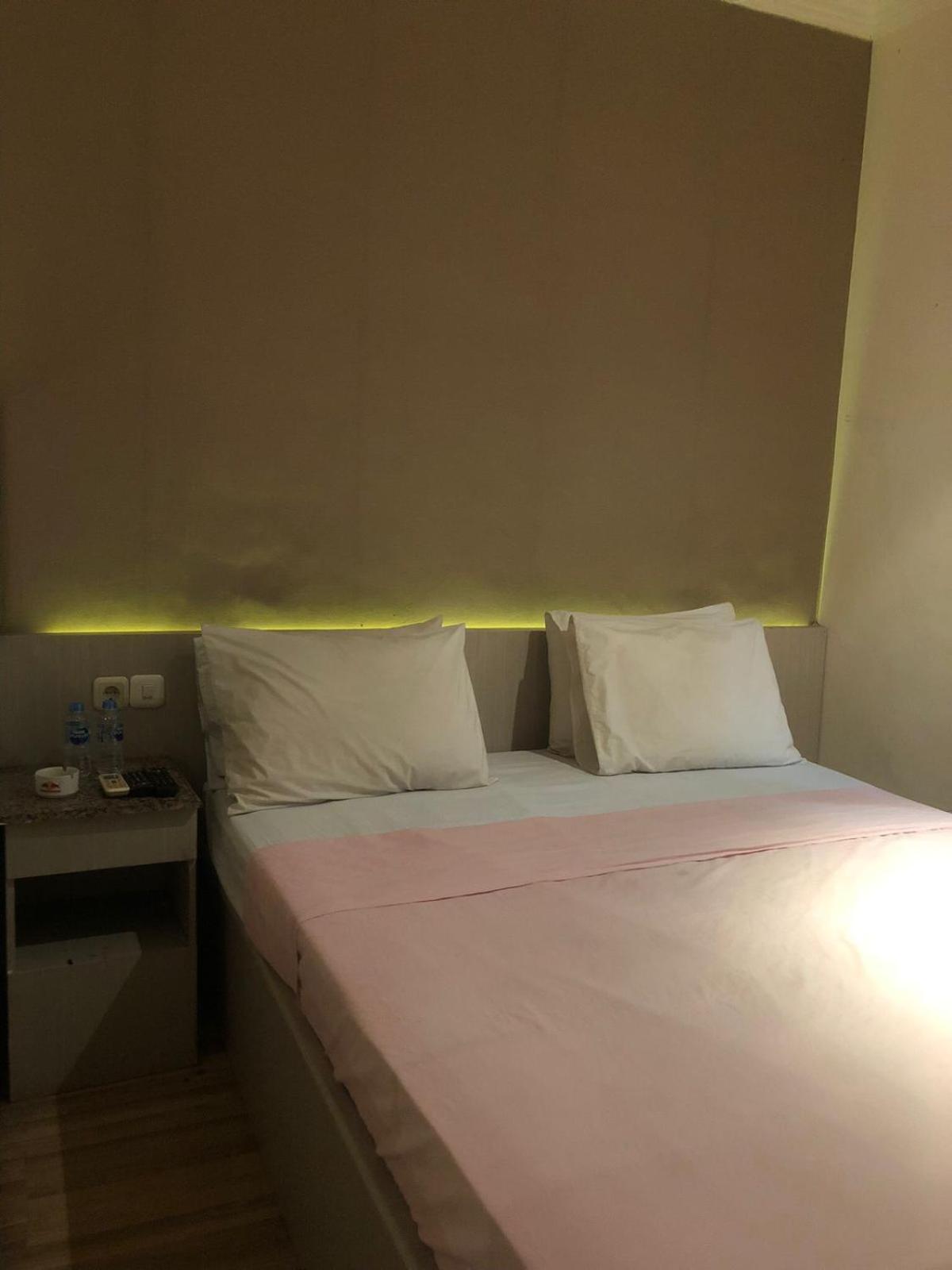 STANDARD, QUEEN BED