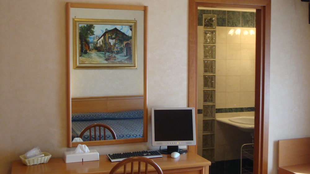 Orlanda Hotel 10/50