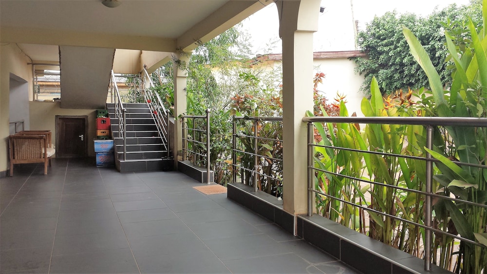 The Golden Apple Guest House 66/74