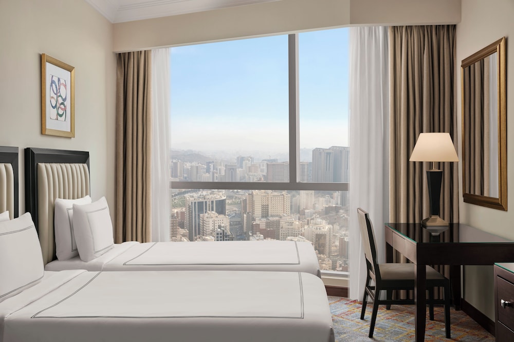 غرفة كلاسيكية ثلاثية بثلاثة أسرّة بإطلالة على المدينة، سويس اوتيل المقام مكة(Swissotel Al Maqam Makkah) 7/10