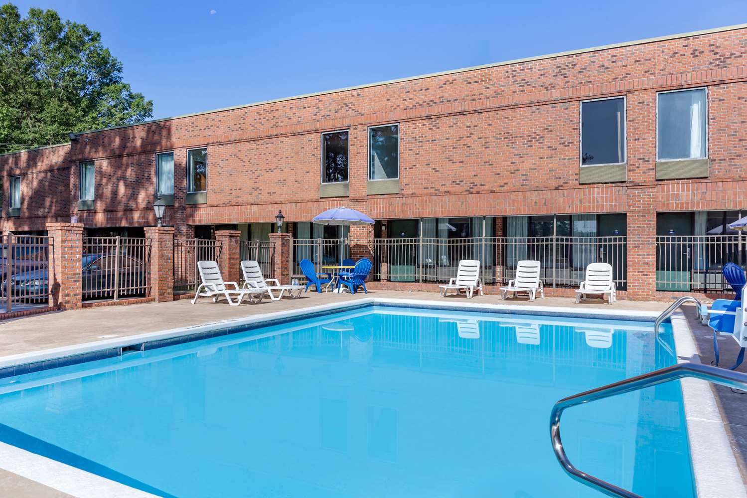 Days Inn Suites By Wyndham Rocky Mount Golden East 7/56