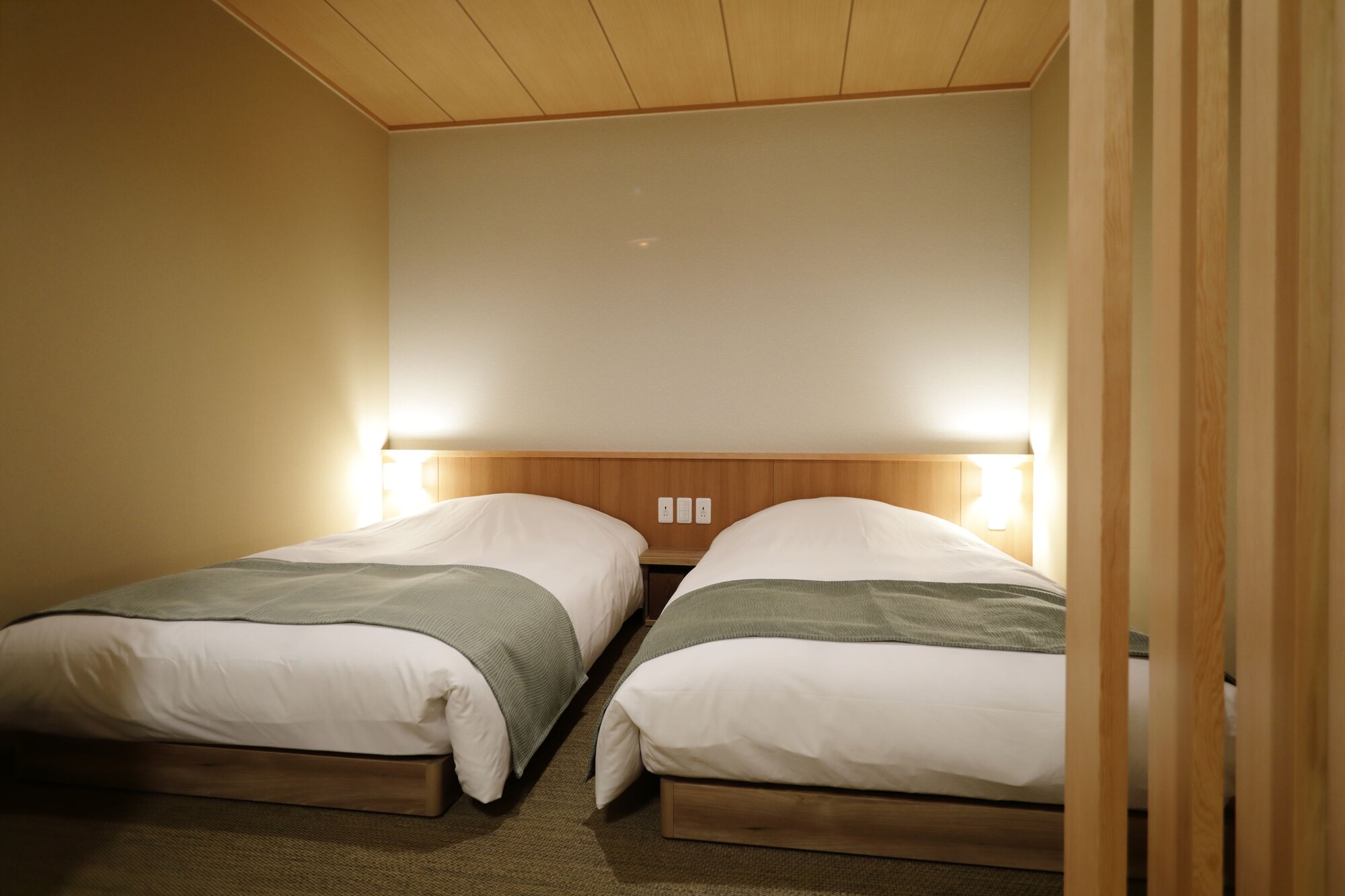 DELUXE, TWIN BEDS