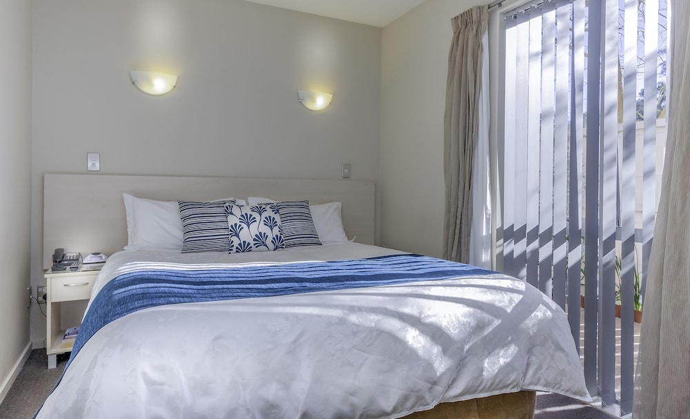 1 BEDROOM, SUITE