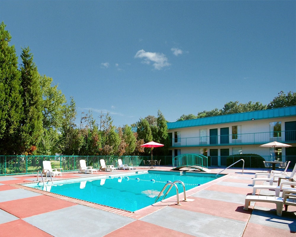 Rodeway Inn & Suites Carrollton, GA 1/42