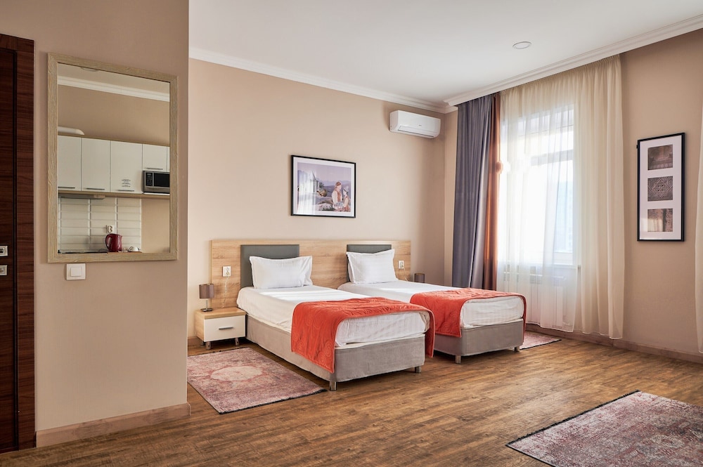 BASIC, STUDIO, MULTIPLE BEDS, KITCHENETTE
