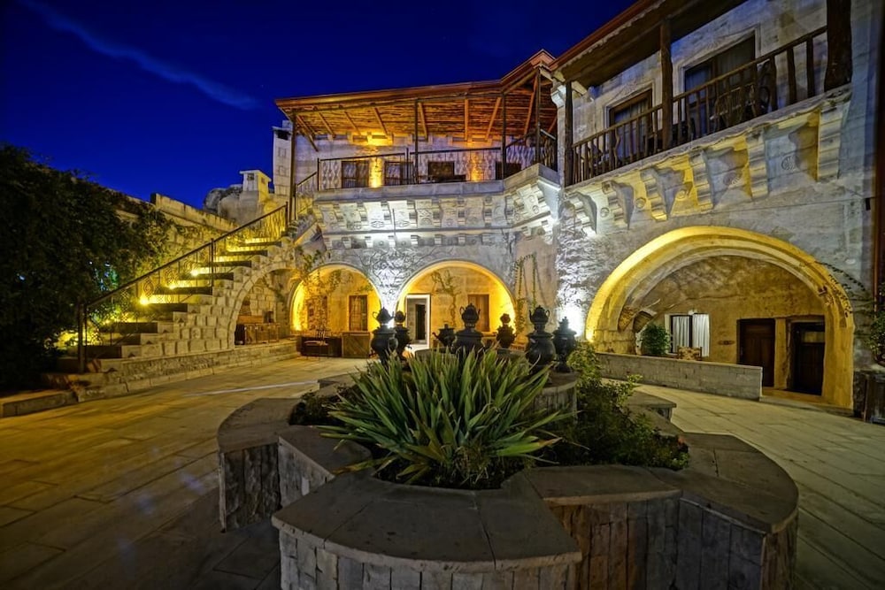 Holiday Cave Hotel 2/81