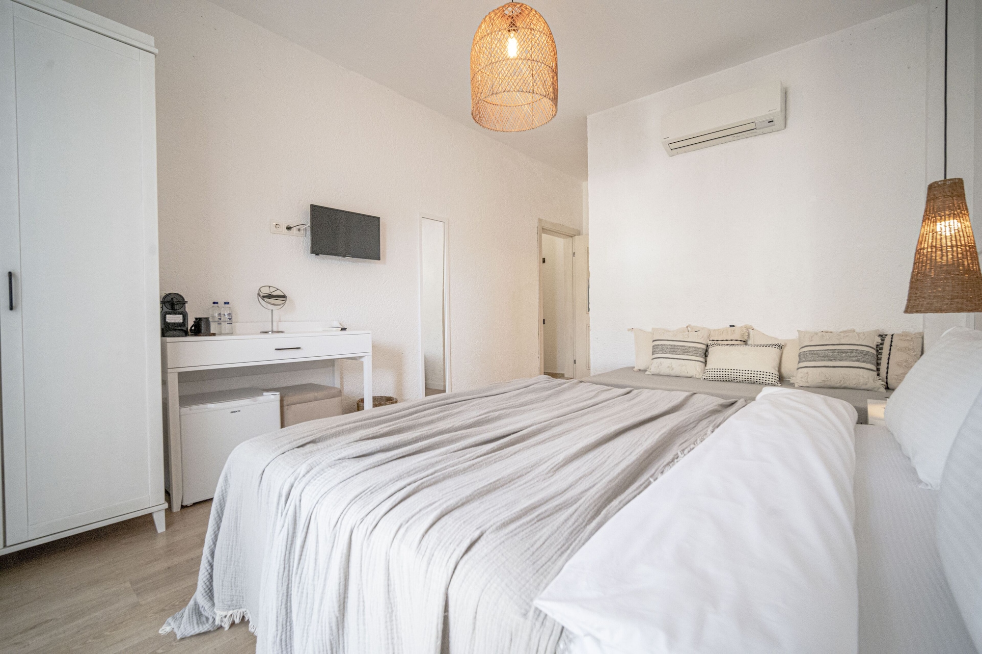 ROOM, LARGE